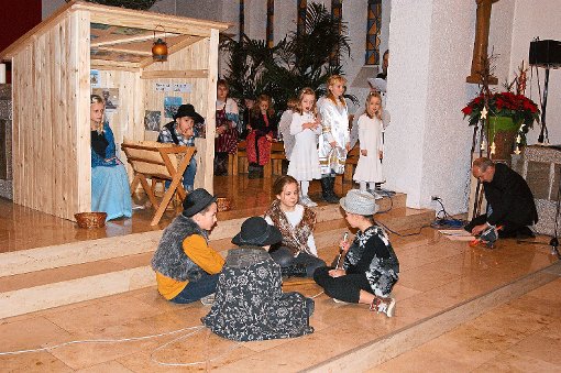 Krippenspiel in der katholischen Kirche St. Johann: Die Hirten (im Vordergrund) sprechen über die Botschaft der Engel. Foto: Vögele Foto: Schwarzwälder-Bote