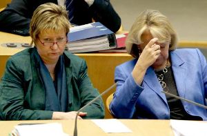 Nordrhein-Westfalens Ministerpräsidentin Hannelore Kraft (rechts, SPD) und Schulministerin Sylvia Löhrmann (Grüne) Foto: dpa