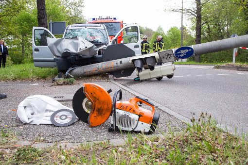 Frontal gegen einen Ampelmasten gekracht ist ein betrunkener Autofahrer am Samstagmorgen in Stuttgart-Feuerbach. Foto: www.7aktuell.de | Sven Adomat