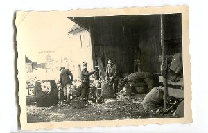 Historische Aufnahme aus den Anfangszeiten der Dürrschen Mosterei in Martinsmoos.  Archivfoto: Dürr Foto: Schwarzwälder-Bote