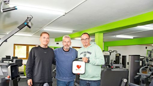 Robert Rehm (Inhaber des „Fitness-Tempel“), Dieter Burghardt und Ersthelfer Hans-Peter Hain (von links). Foto: Kristin Börner