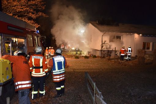 Durch das schnelle Eingreifen der Feuerwehren konnte verhindert werden, dass das Feuer auf den Rest des Gebäudes übergriff. Foto: kamera24.tv