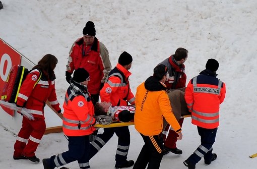 Der Östereicher Thomas Morgenstern wird nach seinem schweren Sturz von Rettungskräften erstversorgt. Foto: dpa