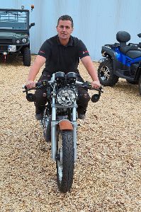 Dirk Schlenker fährt gerne auf dem leichten Royal Enfield Motorrad. Foto: Seiss Foto: Schwarzwälder-Bote