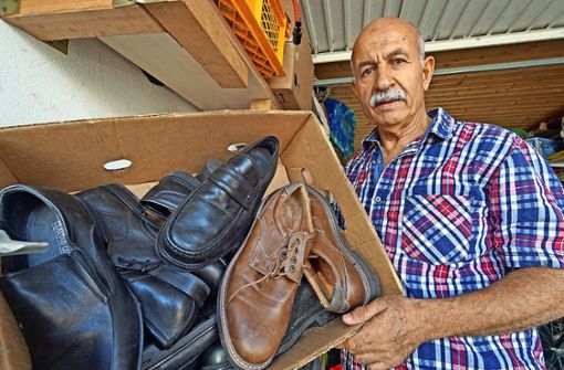Benotmane Adda präsentiert Hilfsgüter, die  in seiner Garage lagern. Neben Schuhen und Kleidung besteht  die Sammlung vor allem aus orthopädischen und medizinischen Hilfsmitteln. Foto: privat