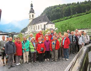 Gruppenbild vor der  Dorfkirche in Ramsau: Fünf Tage erkundete der Mühlhausener Albverein bei verschiedenen Wanderungen  im Berchtesgadener Land Foto: Schweizer Foto: Schwarzwälder-Bote