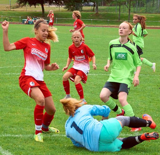 Eine besonders interessante Fußball-Begegnung war das Spiel der Spielgemeinschaft der B-Juniorinnen (in grün) gegen die U14-Mannschaft des SC Freiburg. Fotos: Heimpel Foto: Schwarzwälder-Bote
