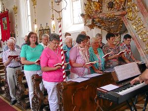 Die Chorgemeinschaft aus Bad Rippoldsau gestaltete den Vorabendgottesdienst in der Wallfahrtskirche Galtür musikalisch mit.  Foto: Schmid Foto: Schwarzwälder-Bote