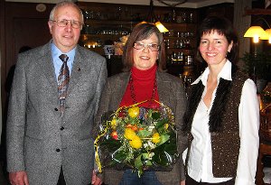 Angelika Brandt (rechts) löst Walter Dirie im Vorsitz des Gemischten Chores Winterlingen ab. Das Bild zeigt die Beiden mit Margret Mattmüller, die geehrt wurde. Foto: Klein Foto: Schwarzwälder-Bote