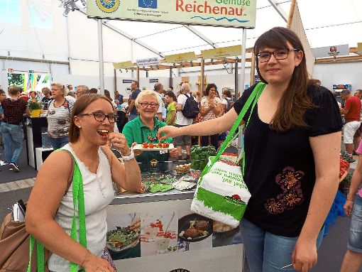 Allerlei Schlemmereien testen Mareike Kratt (links) und Linda Seiss auf der Südwest Messe.  Foto: Horstmann