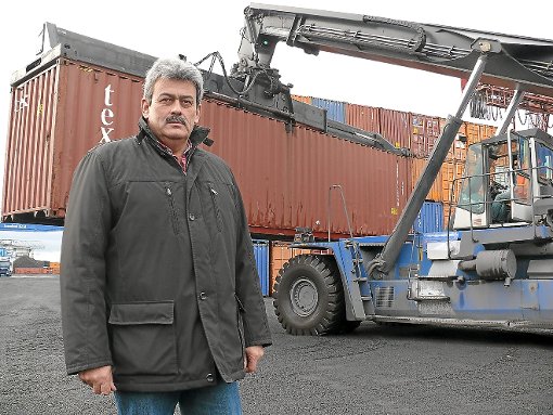 Der stellvertretende Hafendirektor Uli Stichler auf dem Hafenareal in Kehl. Die Kooperation soll unter anderem  Arbeitsabläufe erleichtern, sagt er. Foto: Maygutiak