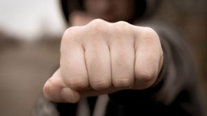 Streit  in Rottweil: 40-Jähriger wird vor JVA mit Stock geschlagen