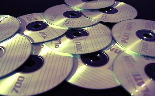 Für CDS, DVDs und BluRay-Discs stehen ab sofort rote Tonnen bereit. Foto: pixabay Foto: Schwarzwälder-Bote