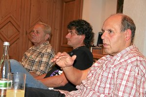 Martin Maier, Wolfgang Welle und Erich Holzer diskutierten das weitere Vorgehen. Foto: Bender
