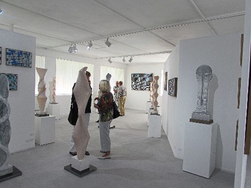 In einem ehemaligen Industriegebäude sind jetzt Skulpturen und Bilder ausgestellt. Fotos: Reinauer Foto: Schwarzwälder-Bote
