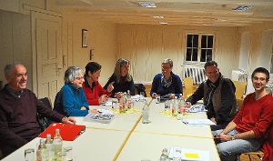 Weitere Helfer wünscht sich der Arbeitskreis Forum Asyl, der mit Sibylle Baumeister (Dritte von rechts) an der Spitze das erste Jahr der Unterstützergemeinschaft bilanziert  und zukünftige Projekte besprochen hat.   Foto: Georg Kaletta Foto: Schwarzwälder-Bote