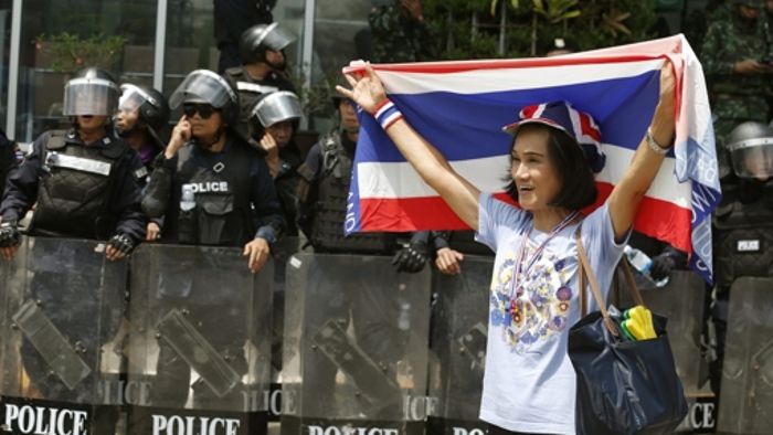 Tränengas gegen Demonstranten in Bangkok