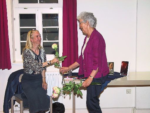 Die Journalistin und Autorin Viola Krauss stellte ihr aktuelles Buch in Rosenfeld vor. Magdalene Halter bedankt sich mit einer Rose bei der ehemaligen Mitbürgerin. Foto: May Foto: Schwarzwälder-Bote