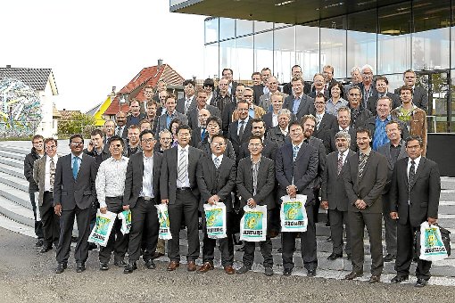 Für die ausländischen Handelspartner der J. Schmalz GmbH stand unter anderem ein Besuch bei der Firma Arburg in Loßburg auf dem Programm.. Foto: Schmalz Foto: Schwarzwälder-Bote