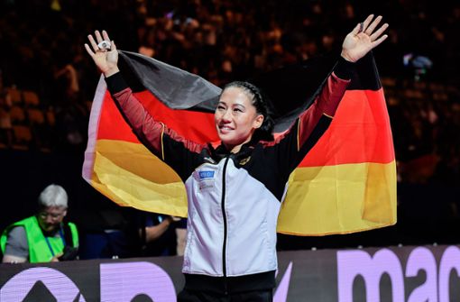 Kim Bui lässt sich nach ihrem letzten Karrierewettkampf feiern. Foto: Eibner Pressefoto / Heike Feiner/Eibner Pressefoto / Heike Feiner