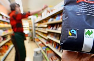 Fairtrade-Produkte haben 2022 einen Umsatzsprung von zwölf Prozent gemacht. Das lag aber vor allem an Preissteigerungen. Foto: dpa/Bernd Weissbrod