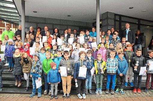 Die schnellsten Schüler Schrambergs mit den Organisatoren der Wettkampfserie vor der Volksbank. Foto: Ziechaus Foto: Schwarzwälder-Bote