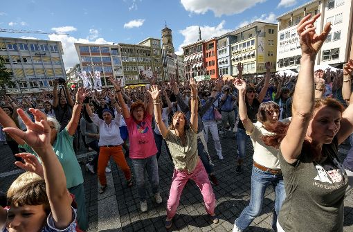 Die Hände zum Himmel: Auf dem Marktplatz wird getanzt. Foto: Lichtgut/Leif Piechowski