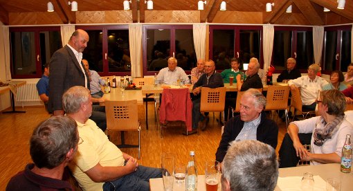 Hans Peter Storz berichtet über die Aktivitäten des Sportvereins. Foto: Fussnegger Foto: Schwarzwälder-Bote