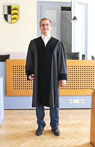 Richter Bernd Koch, einmal mit Robe und bereit für die Sitzung,  einmal mit seiner gewöhnlichen Kleidung, die er sowohl zur Arbeit als auch in der Freizeit gerne anhat. Foto: Brenner