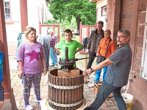 Am Samstagnachmittag waren beim Mostfest im Rathaushof die von Hand betriebene Obstmühle und die Presse im Einsatz. Foto: Ziegelbauer Foto: Schwarzwälder-Bote
