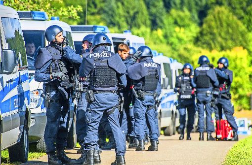 Die Polizei war mit einem Großaufgebot in Villingendorf präsent. Am Nachmittag konzentrierte sich die Suche nach dem mutmaßlichen Täter auf den Nachbarort Herrenzimmern. Foto: dpa
