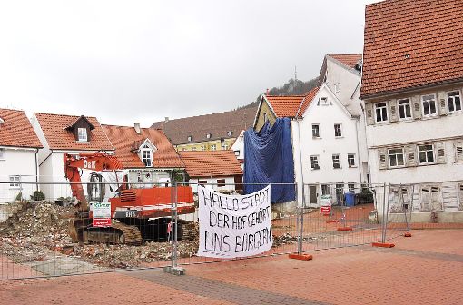 Über die Abrissbrache im Hof ärgern sich offenbar einige Bürger: Seit einigen Tagen hängt ein Transparent dort. Foto: Eyrich