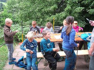 Auch der Schnitztag im Garten von Axel Buchthal begeisterte die Teilnehmer der Kinderferienwoche.  Foto: Tzschupke Foto: Schwarzwälder-Bote