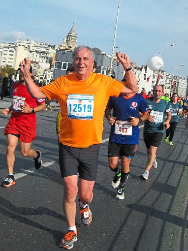 Helmut Jetter beim Zieleinlauf in  Istanbul, wo er beim Marathon  seinen 2000. Wettkampfkilometer absolviert hat.  Fotos: Privat Foto: Privat