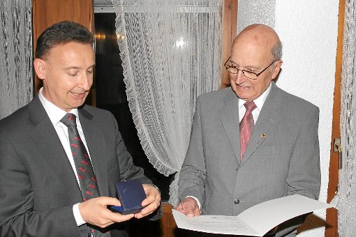 Bürgermeister Gerhard Feeß (links) überreichte Michael Döhring die Bürgermedaille der Stadt Altensteig in Silber. Foto: Köncke Foto: Schwarzwälder-Bote