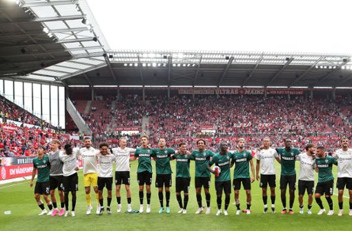 Feiern ja, abheben nein: Die Mannschaft des VfB vor der Fankurve in Mainz Foto: Baumann