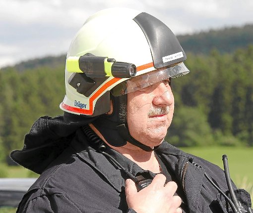 So kennen und schätzen ihn die Bürger Waldachtals: Kommandant Franz Wittich beobachtet eine der zahlreichen Feuerwehrübungen seiner Kameraden.  Foto: Wagner Foto: Schwarzwälder-Bote