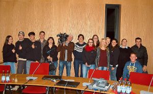 Das Landeschau Mobil-Team vom SWR stattete dem Jugendgemeinderat Bad Liebenzell während seiner öffentlichen Sitzung im Bürgerzentrum einen Besuch ab. Foto: Fisel Foto: Schwarzwälder-Bote