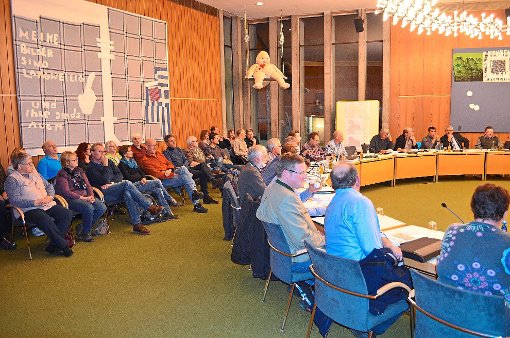 Zahlreiche Zuhörer verfolgen die Gemeinderatssitzung im Rathaus und sitzen dem Plenum quasi im Genick.  Foto: Seiss Foto: Schwarzwälder-Bote
