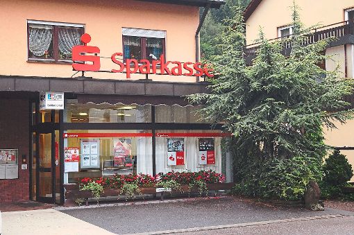 Die Sparkasse in Höfen ist ab 1. September nur noch an zwei Tagen in der Woche geöffnet.  Foto: Krokauer Foto: Schwarzwälder-Bote
