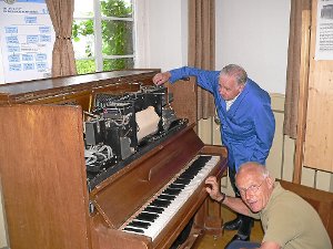 Wolfgang Armbruster (vorne) und Johann Storz (hier mit einem Klavier) kennen sich auch mit der Technik mechanischer Musikinstrumente aus.  Foto: Wende Foto: Schwarzwälder-Bote