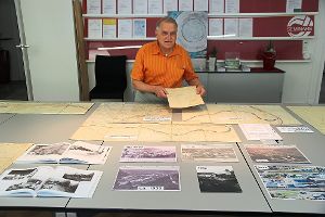 Archivar Paul T. Müller hat Pläne und Bilder zur Geschichte der Bahn ausgelegt.  Foto: Steinmetz Foto: Schwarzwälder-Bote