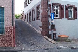Am ehemaligen Oberamteigebäude in Bad Liebenzell wird ein Handlauf befestigt, damit die Fußgänger sich bei Glatteis festhalten können und nicht ausrutschen. Foto: Archiv Foto: Schwarzwälder-Bote