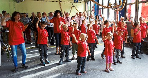 Auch wenn die Hälfte der 30 Fire Kids von Bad Liebenzell im Urlaub weilt, brachten die anwesenden singend und mimend die Großen im Feuerwehrhaus in Schwung.  Foto: Schabert Foto: Schwarzwälder-Bote