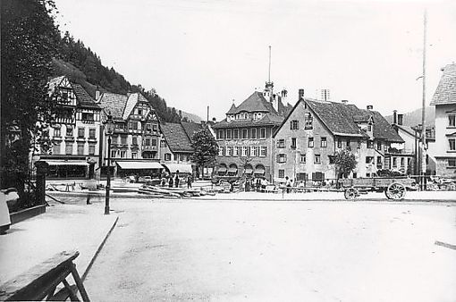 Der Schramberger Mohrenplatz 1912 zum Beginn des Rathaus-Neubaus. Foto: Schwarzwälder-Bote