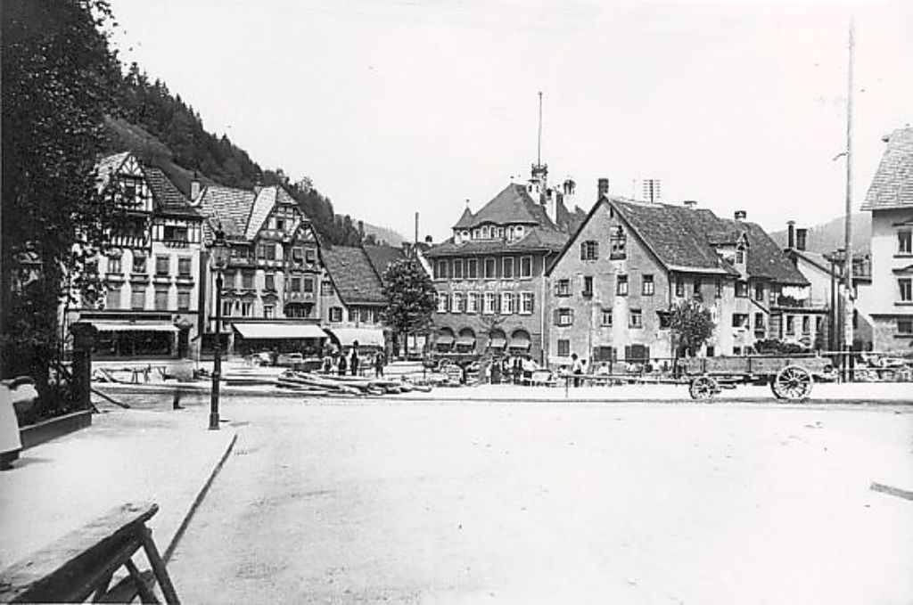 Der Schramberger Mohrenplatz 1912 zum Beginn des Rathaus-Neubaus.
