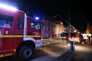 Bei einem Brand in Rottenburg sind zwei Menschen verletzt worden. (Symbolfoto) Foto: Eich