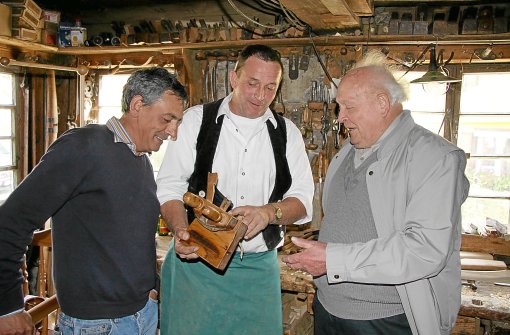 Anschauliche Geschichsstunde: Hans-Werner Hein erklärt die alten Werkzeuge aus der Wagnerwerkstatt.  Foto: Wahl Foto: Schwarzwälder-Bote