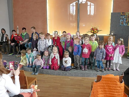 Die Kinder erzählen beim evangelischen Familiengottesdienst ihren Angehörigen die Geschichte vom Einzug Jesu am Palmsonntag in Jerusalem.    Foto: Suttheimer Foto: Schwarzwälder-Bote