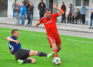 Der SC 04 Tuttlingen könnte bei einem Sieg in Wittendorf der nächste Gegner des FC Holzhausen (rechts Ilie Iordache im Duell gegen Florin Tirca) sein.   Foto: Burkhardt